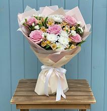Букет цветов из:  Гвоздики, Орхидеи и Розы в Светлом Саратовской области