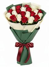 Букет Микс из красных и белых роз в Светлом Саратовской области
