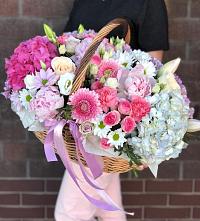 Цветочная композиция из Розы, Хризантемы, Пионы и Лизиантусы в корзине в Светлом Саратовской области