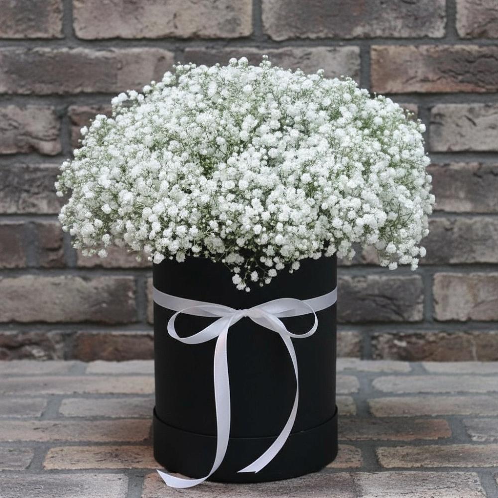 Цветочная композиция из Гипсофила в шляпной коробке в Светлом Саратовской области