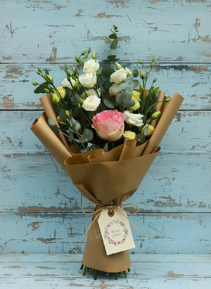 Букет цветов из: Розы и Лизиантусы в Светлом Саратовской области