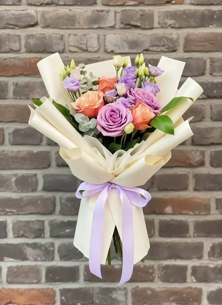 Букет цветов из: Лизиантусы и Розы в Светлом Саратовской области