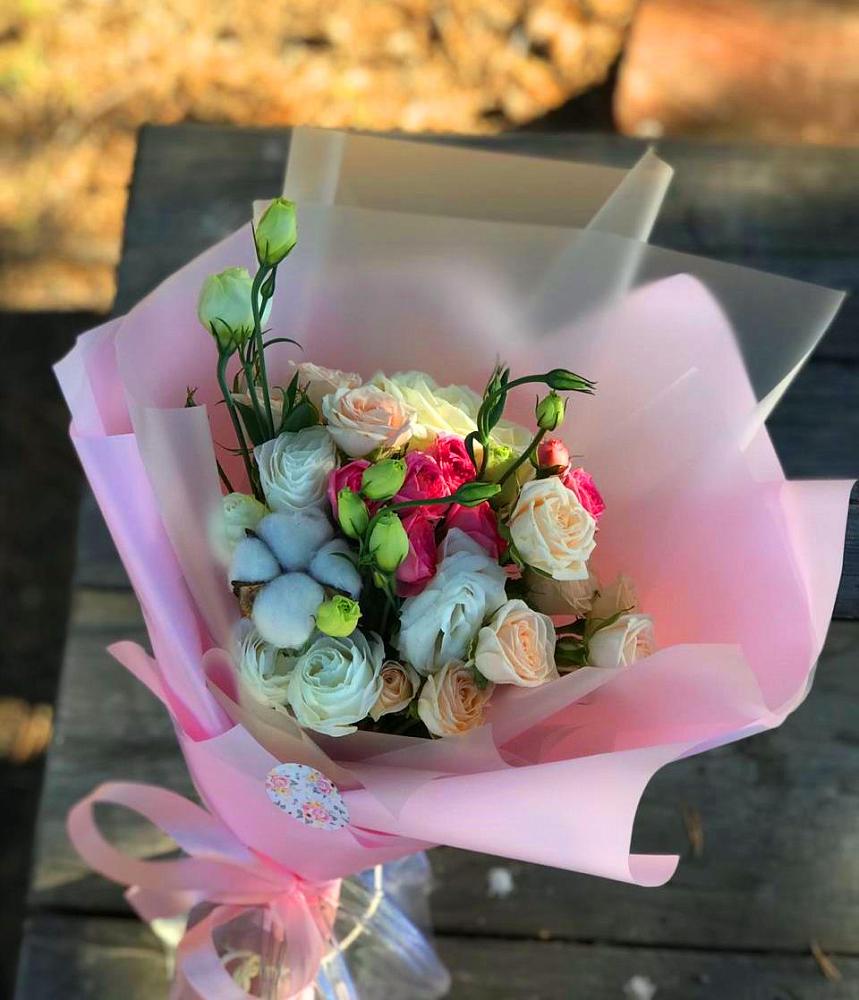 Букет цветов из: Розы и Лизиантусы в Светлом Саратовской области