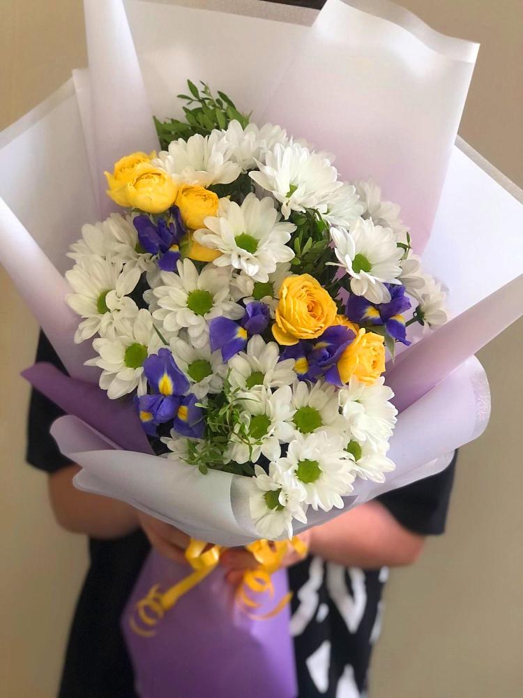 Букет цветов из: Ирисы, Хризантемы и Розы в Светлом Саратовской области
