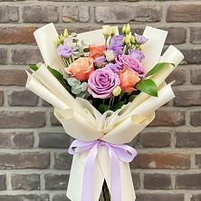 Букет цветов из:  Лизиантусы и Розы в Светлом Саратовской области