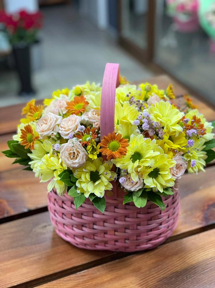 Цветочная композиция из Хризантемы и Розы в корзине в Светлом Саратовской области
