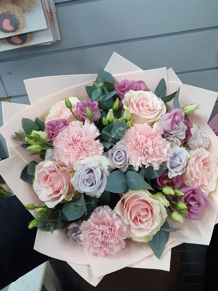 Букет цветов из: Розы, Гвоздики и Лизиантусы в Светлом Саратовской области