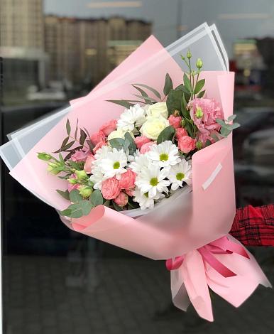 Букет цветов из: Розы, Лизиантусы и Хризантемы в Светлом Саратовской области