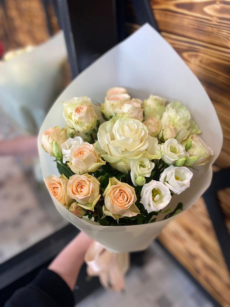 Букет цветов из: Розы и Лизиантусы в Светлом Саратовской области